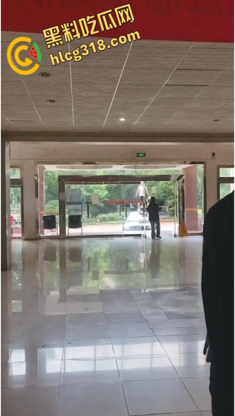 长沙某大学惊魂日，一男子持刀伤人砸车，甚至都惊动特警出警，这到底是恩怨还是精神病 ？  第7张