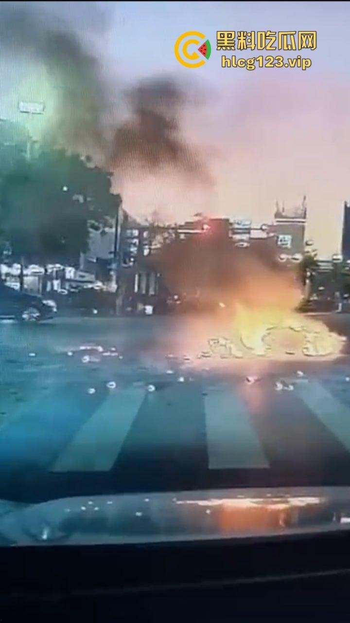 还好“滚”的快深圳龙华区一男子骑电动车突然自燃起火车主翻滚逃生  第1张