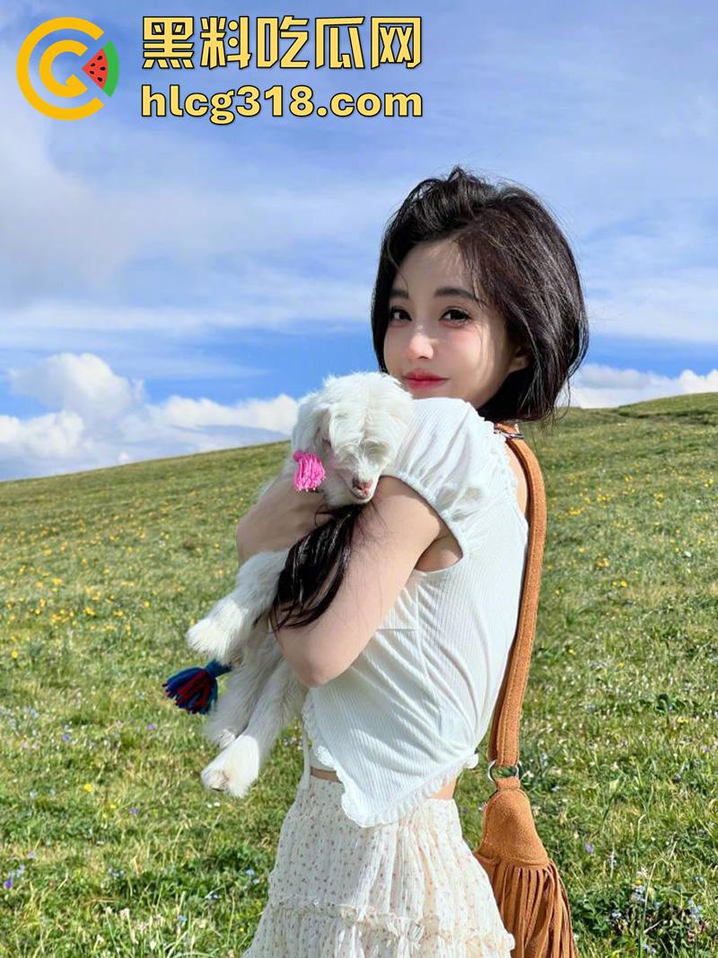 抖音女神【冯提莫】直播走光，动作太大意外春光乍现，却被网友怀疑生过孩子，奶子大的离谱！  第4张