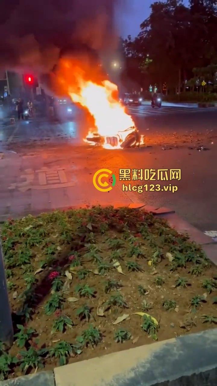 还好“滚”的快深圳龙华区一男子骑电动车突然自燃起火车主翻滚逃生  第2张