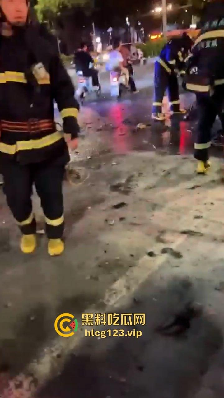 还好“滚”的快深圳龙华区一男子骑电动车突然自燃起火车主翻滚逃生  第3张