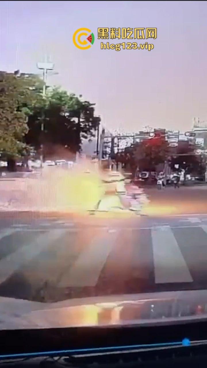 还好“滚”的快深圳龙华区一男子骑电动车突然自燃起火车主翻滚逃生  第6张