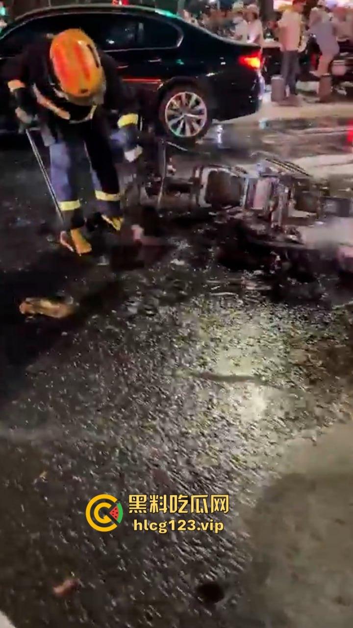 还好“滚”的快深圳龙华区一男子骑电动车突然自燃起火车主翻滚逃生  第7张