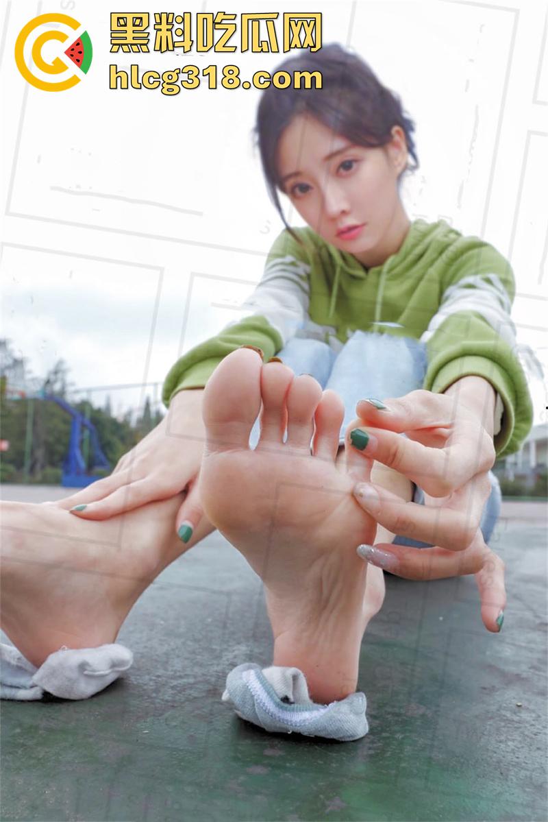 抖音女神【冯提莫】直播走光，动作太大意外春光乍现，却被网友怀疑生过孩子，奶子大的离谱！  第8张