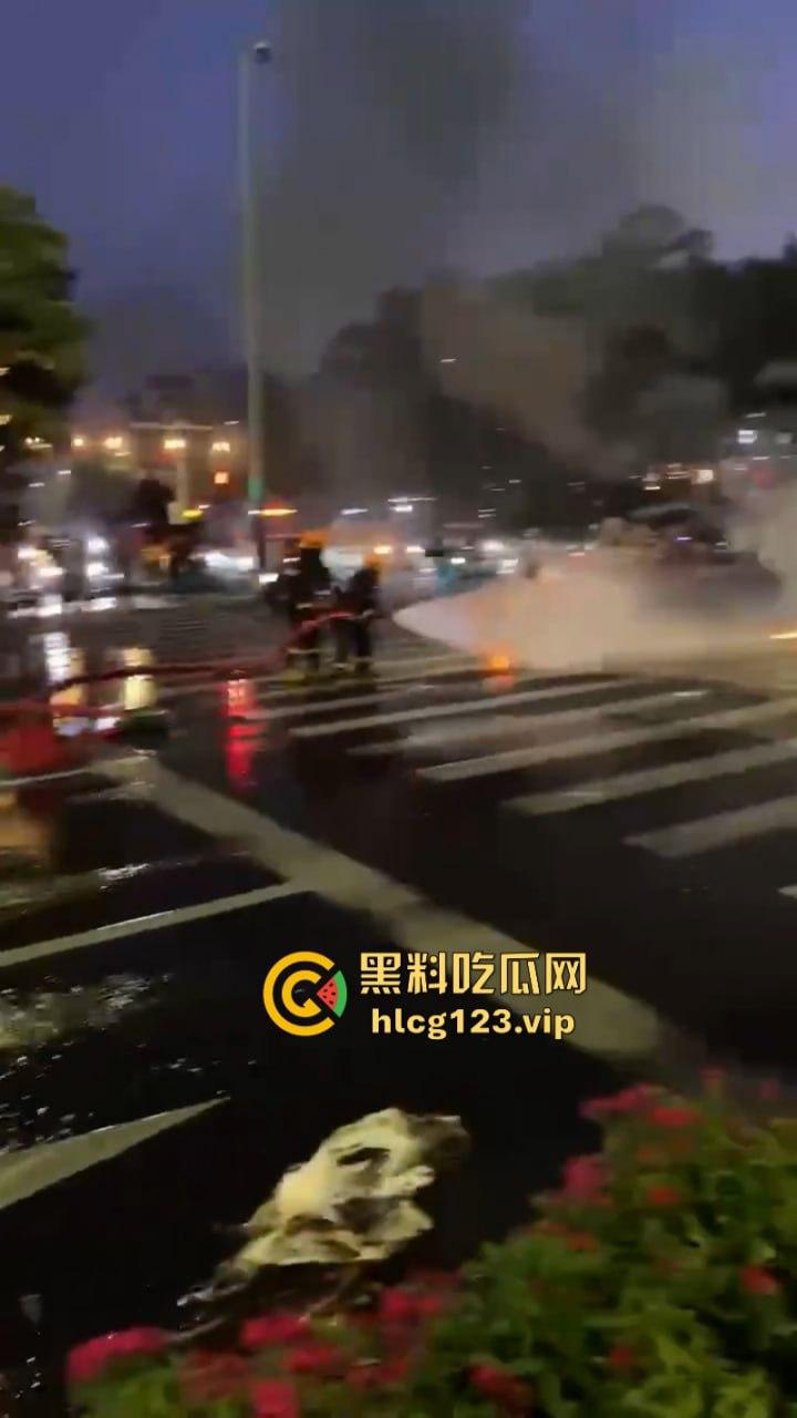 还好“滚”的快深圳龙华区一男子骑电动车突然自燃起火车主翻滚逃生  第8张