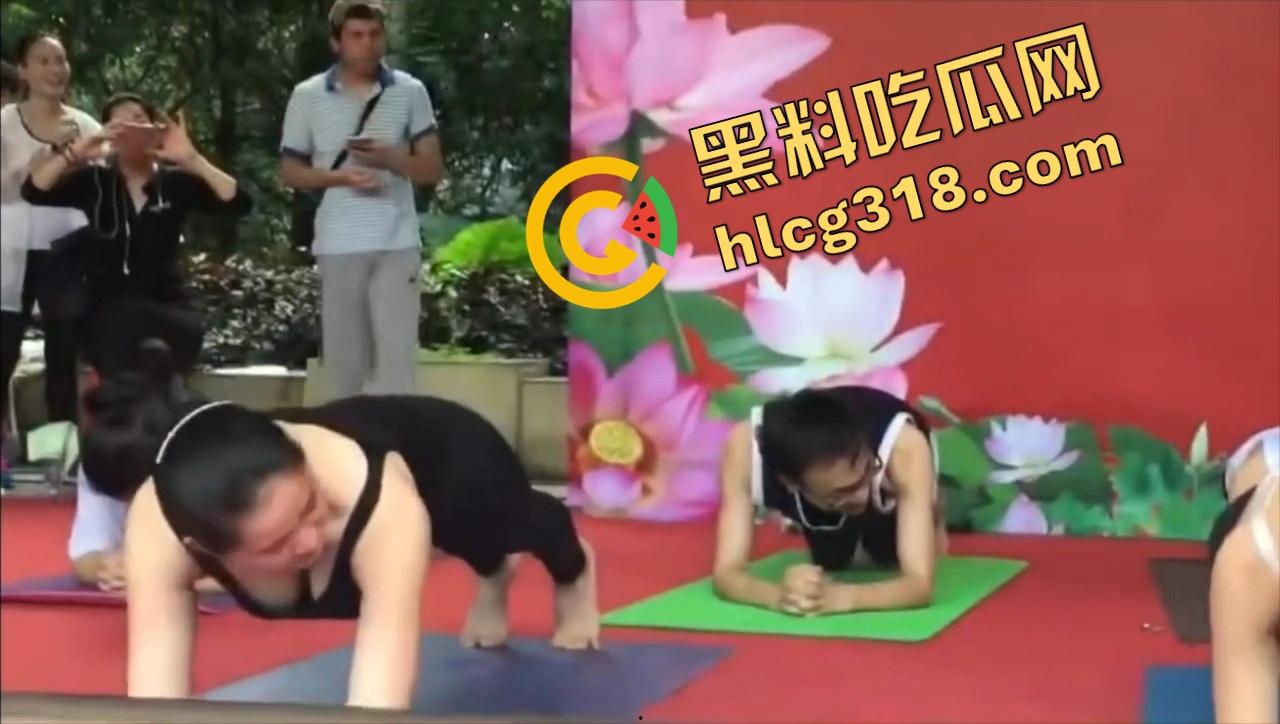 深圳户外瑜伽裤妹子太顶了，大爷看完鸡巴硬成钢，怒放鞭炮和二弟割席断交，给它点个炮看它还敢不敢硬！  第5张