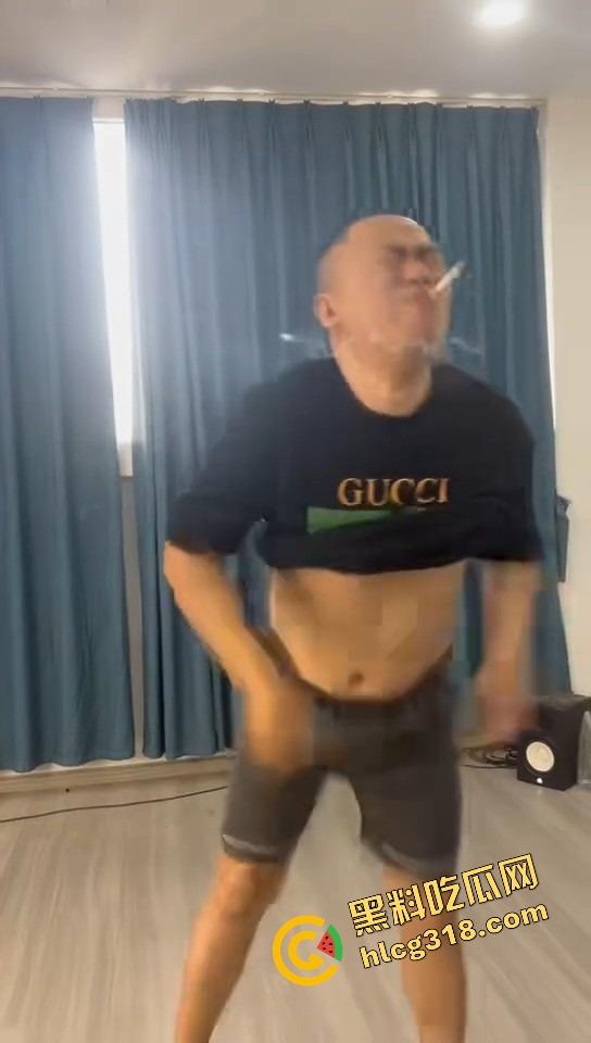 深圳户外瑜伽裤妹子太顶了，大爷看完鸡巴硬成钢，怒放鞭炮和二弟割席断交，给它点个炮看它还敢不敢硬！  第9张