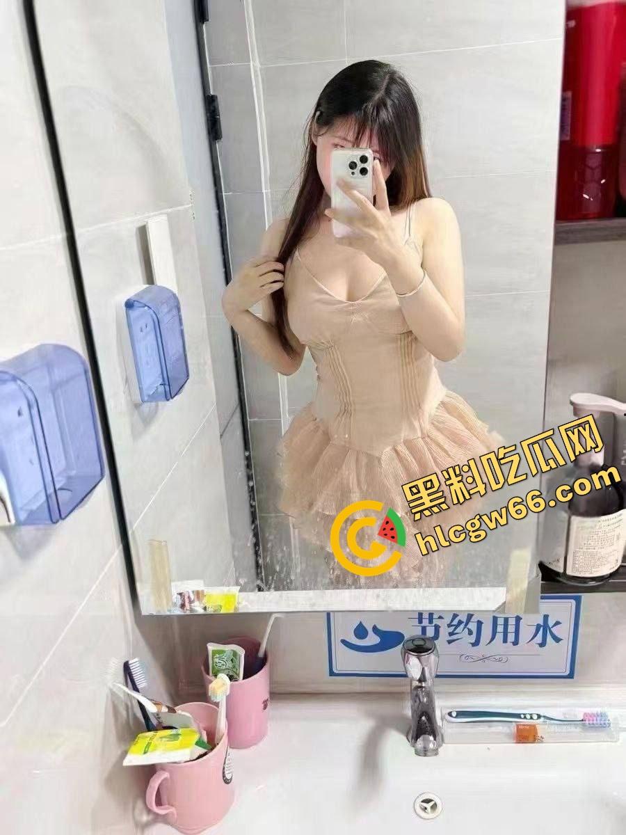 成都反差学生妹【李梦欣】不雅流出，骚逼发情淫水淹床，扣穴扣到腿抽筋，发疯求体育生大屌操烂她！  第7张