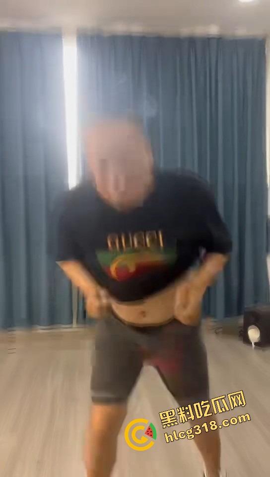 深圳户外瑜伽裤妹子太顶了，大爷看完鸡巴硬成钢，怒放鞭炮和二弟割席断交，给它点个炮看它还敢不敢硬！  第12张