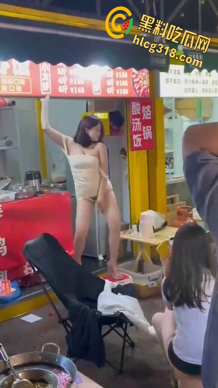现在生意太难做了，卖龙虾的老板娘做起热舞女郎，小板凳一搭就是舞台，跳个艳舞让食客大饱眼福！  第3张