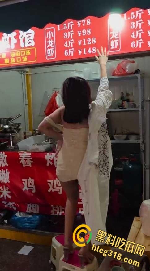 现在生意太难做了，卖龙虾的老板娘做起热舞女郎，小板凳一搭就是舞台，跳个艳舞让食客大饱眼福！  第4张