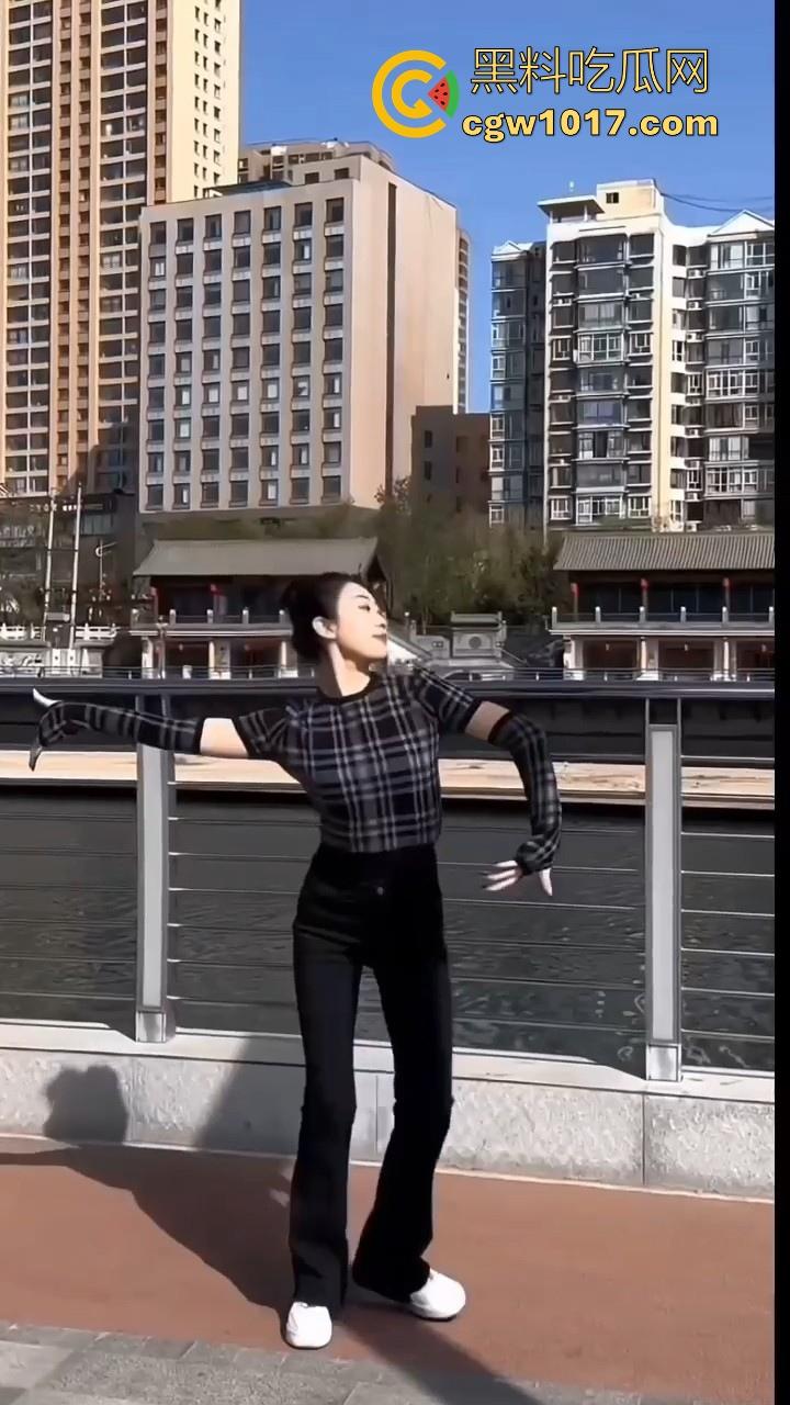 重金拿下高颜值中国舞老师，私下淫荡到巅峰女神变顶级精盆，黑丝长腿翘臀高撅，粉嫩白虎紧穴湿漉漉！  第2张