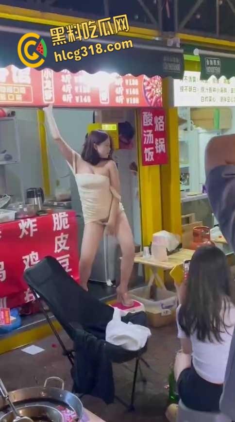 现在生意太难做了，卖龙虾的老板娘做起热舞女郎，小板凳一搭就是舞台，跳个艳舞让食客大饱眼福！  第8张