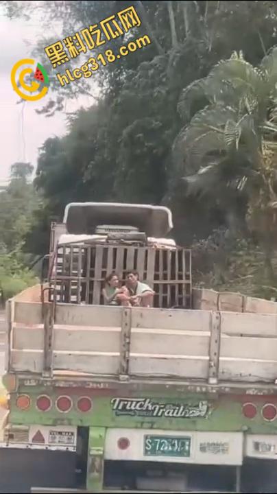 国外人真大胆，寂寞骚妹大卡车尾箱车震，拿块布挡着，娇喘高潮整个街道都听得到 ！  第1张