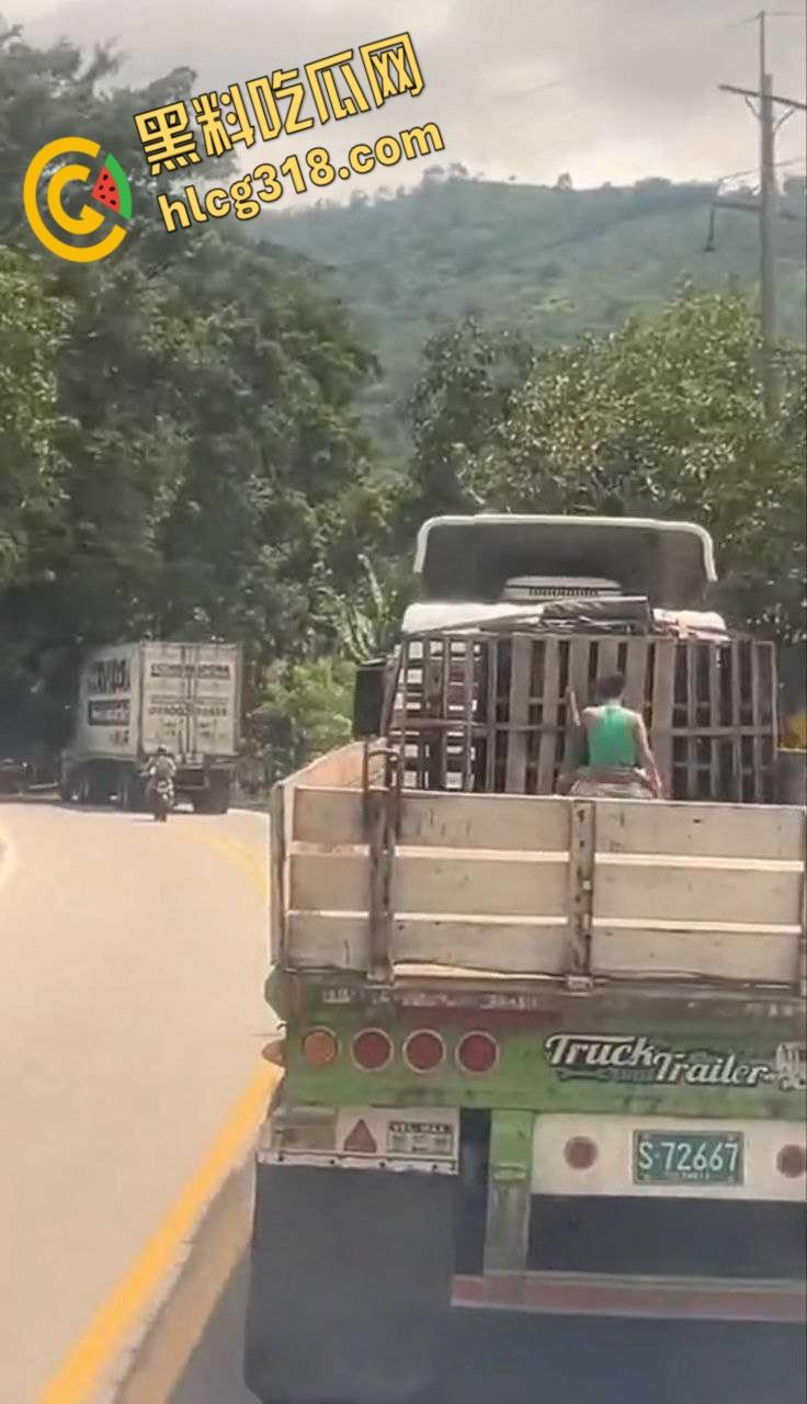 国外人真大胆，寂寞骚妹大卡车尾箱车震，拿块布挡着，娇喘高潮整个街道都听得到 ！  第3张