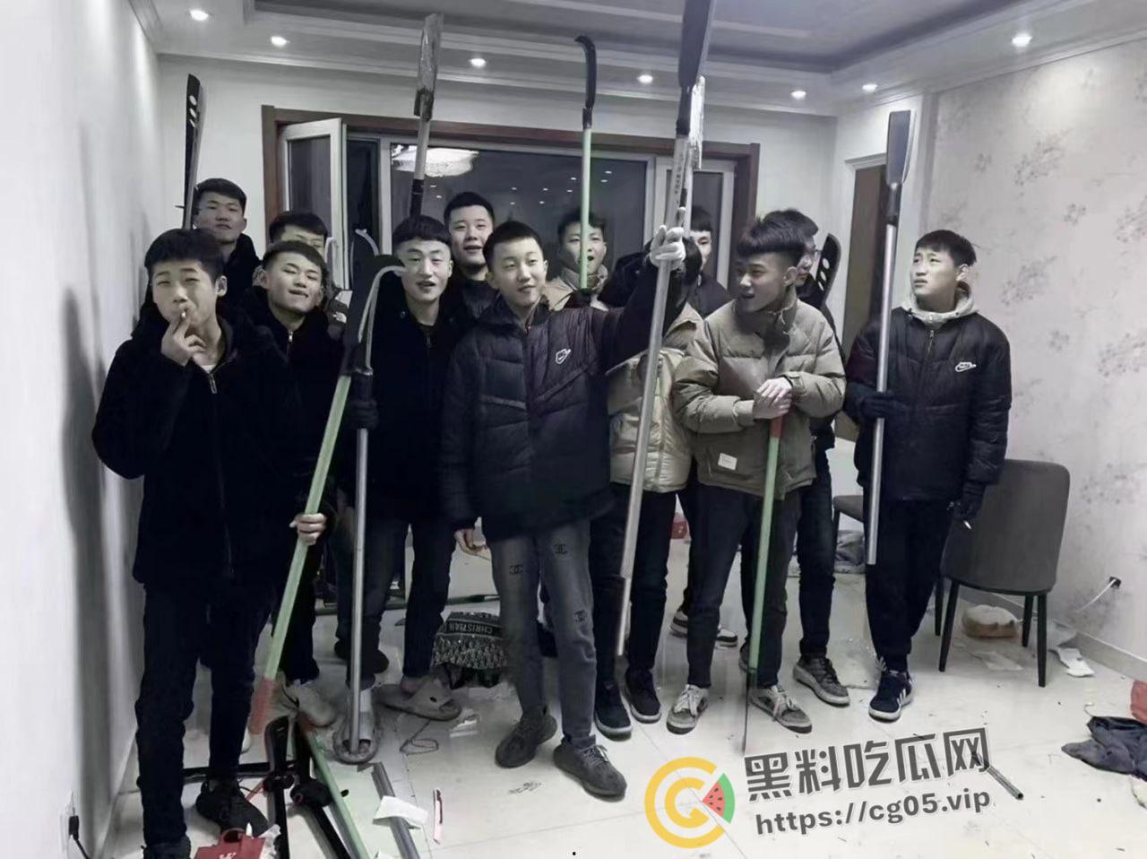 山东精神小伙深夜械斗 烟花当炸弹 大砍刀轮番上阵 最后惊动特警抓捕  第1张