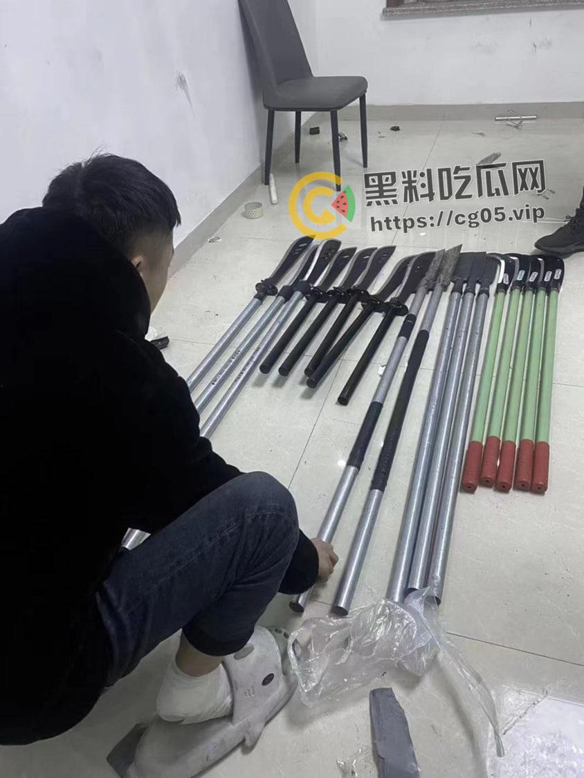 山东精神小伙深夜械斗 烟花当炸弹 大砍刀轮番上阵 最后惊动特警抓捕  第2张