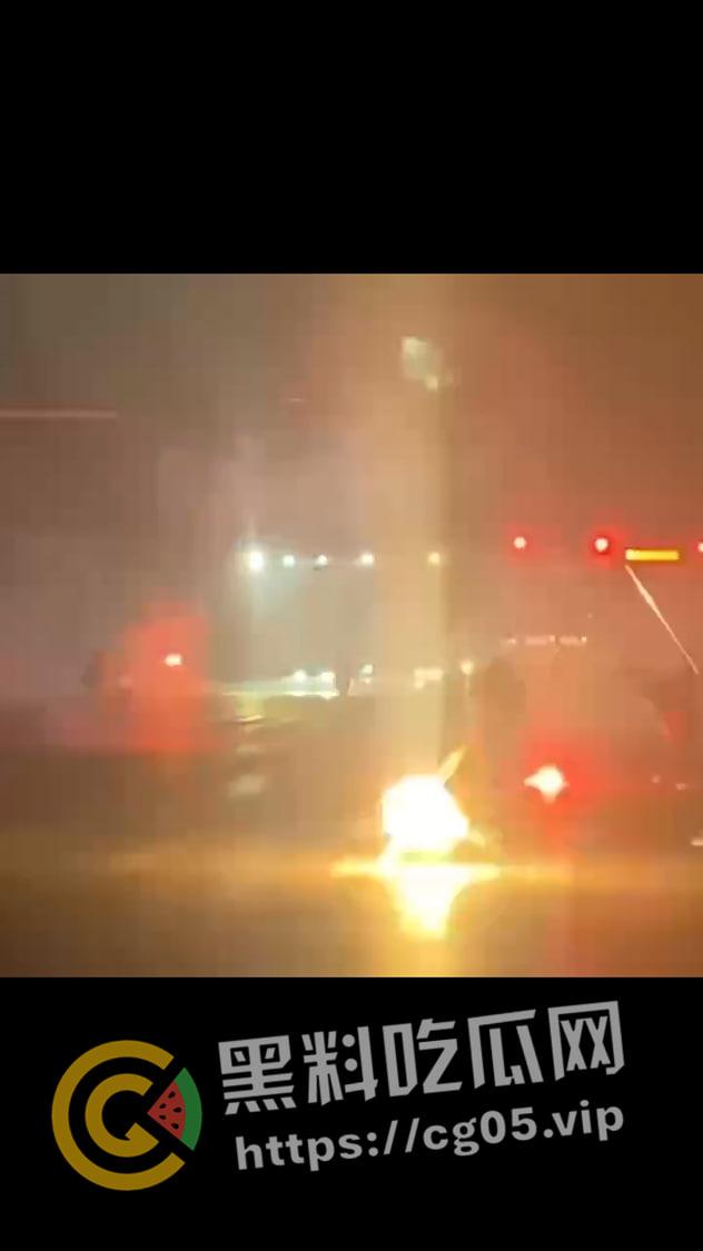 山东精神小伙深夜械斗 烟花当炸弹 大砍刀轮番上阵 最后惊动特警抓捕  第3张