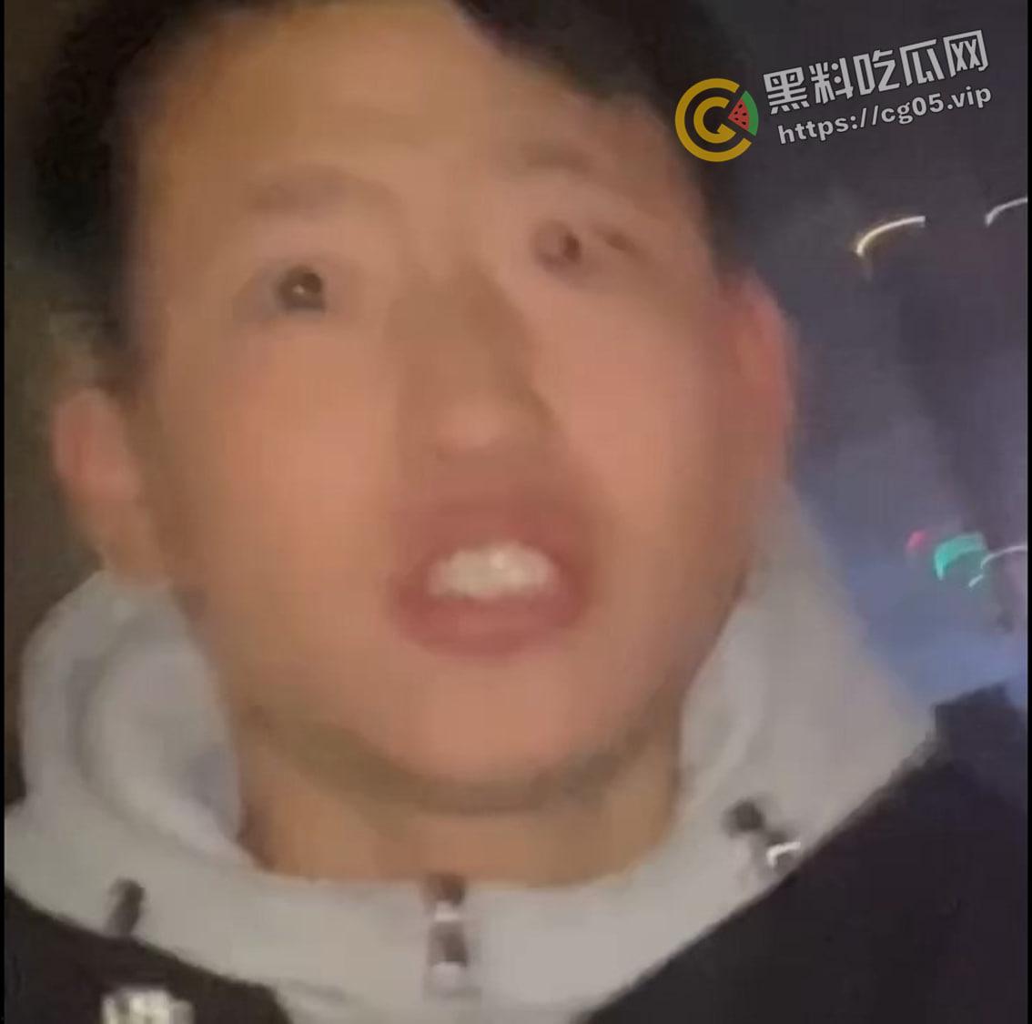 山东精神小伙深夜械斗 烟花当炸弹 大砍刀轮番上阵 最后惊动特警抓捕  第4张