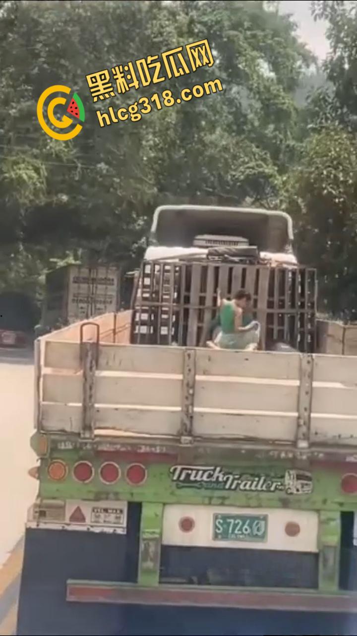 国外人真大胆，寂寞骚妹大卡车尾箱车震，拿块布挡着，娇喘高潮整个街道都听得到 ！  第5张