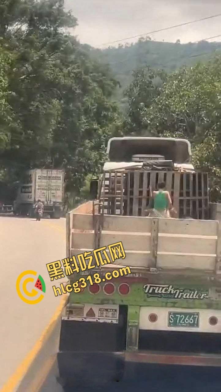 国外人真大胆，寂寞骚妹大卡车尾箱车震，拿块布挡着，娇喘高潮整个街道都听得到 ！  第6张