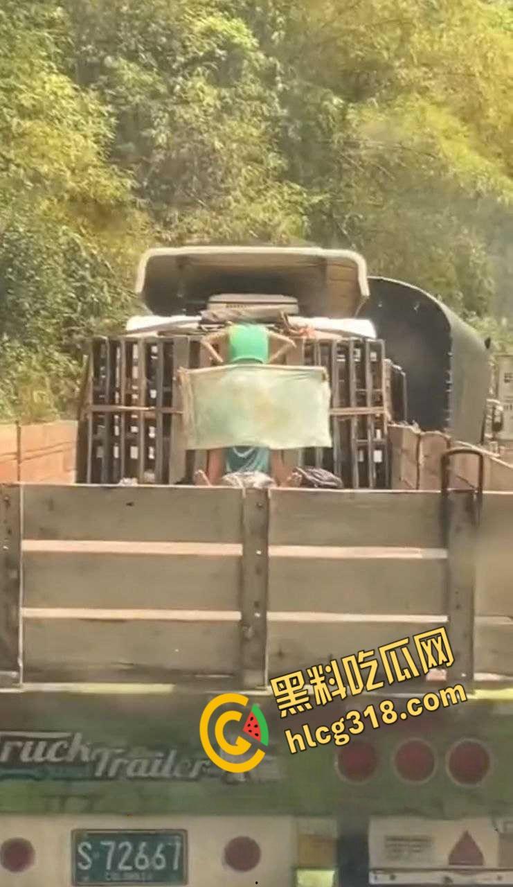 国外人真大胆，寂寞骚妹大卡车尾箱车震，拿块布挡着，娇喘高潮整个街道都听得到 ！  第7张