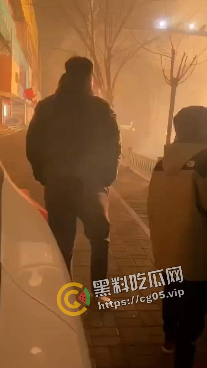 山东精神小伙深夜械斗 烟花当炸弹 大砍刀轮番上阵 最后惊动特警抓捕  第6张