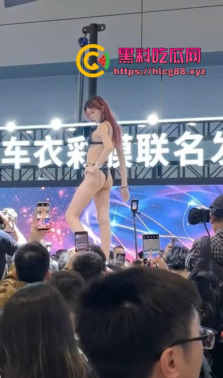 2025深圳改装车展淫窟炸街，车模骚蹄浪肉分叉，恶俗出圈鸡巴比车都硬，看车还是看人这是一个问题？  第2张