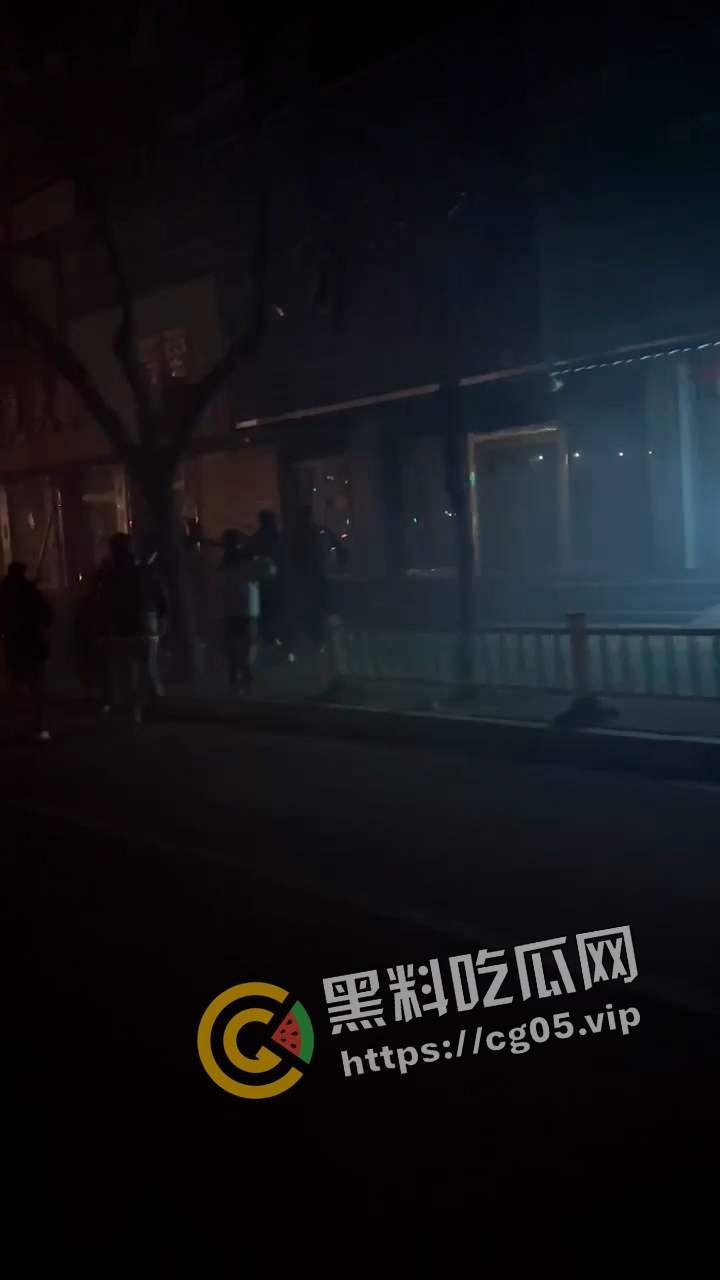 山东精神小伙深夜械斗 烟花当炸弹 大砍刀轮番上阵 最后惊动特警抓捕  第7张