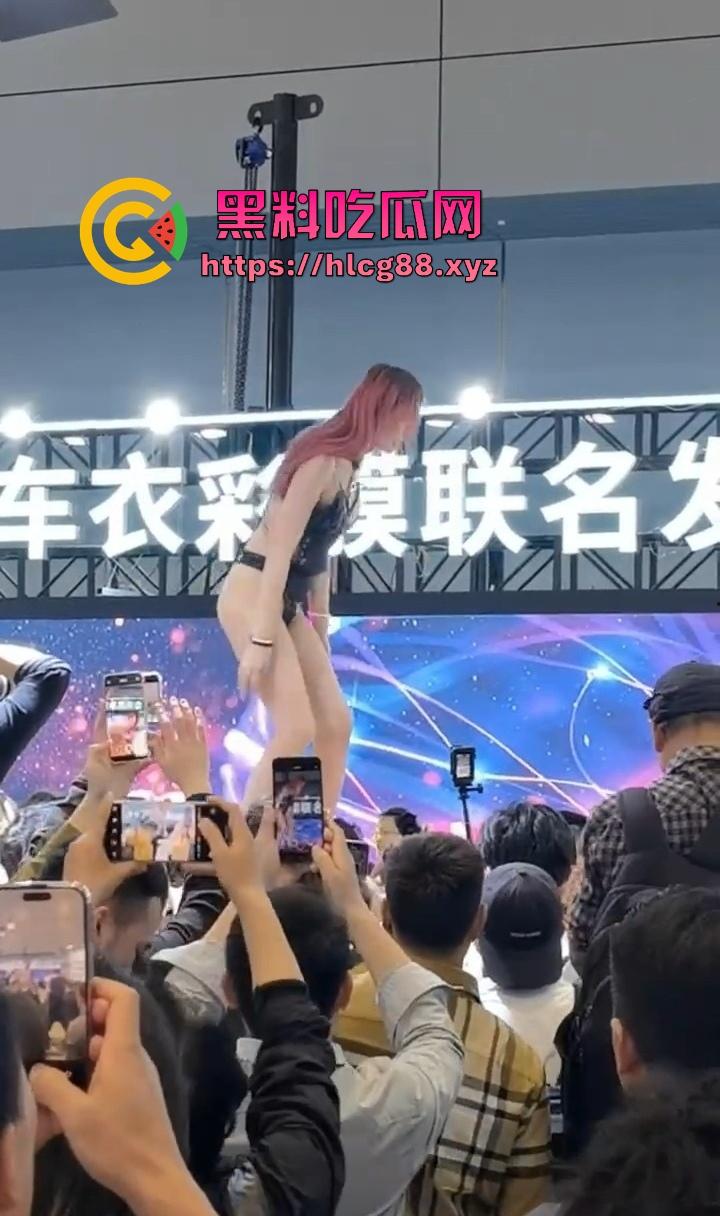 2025深圳改装车展淫窟炸街，车模骚蹄浪肉分叉，恶俗出圈鸡巴比车都硬，看车还是看人这是一个问题？  第3张