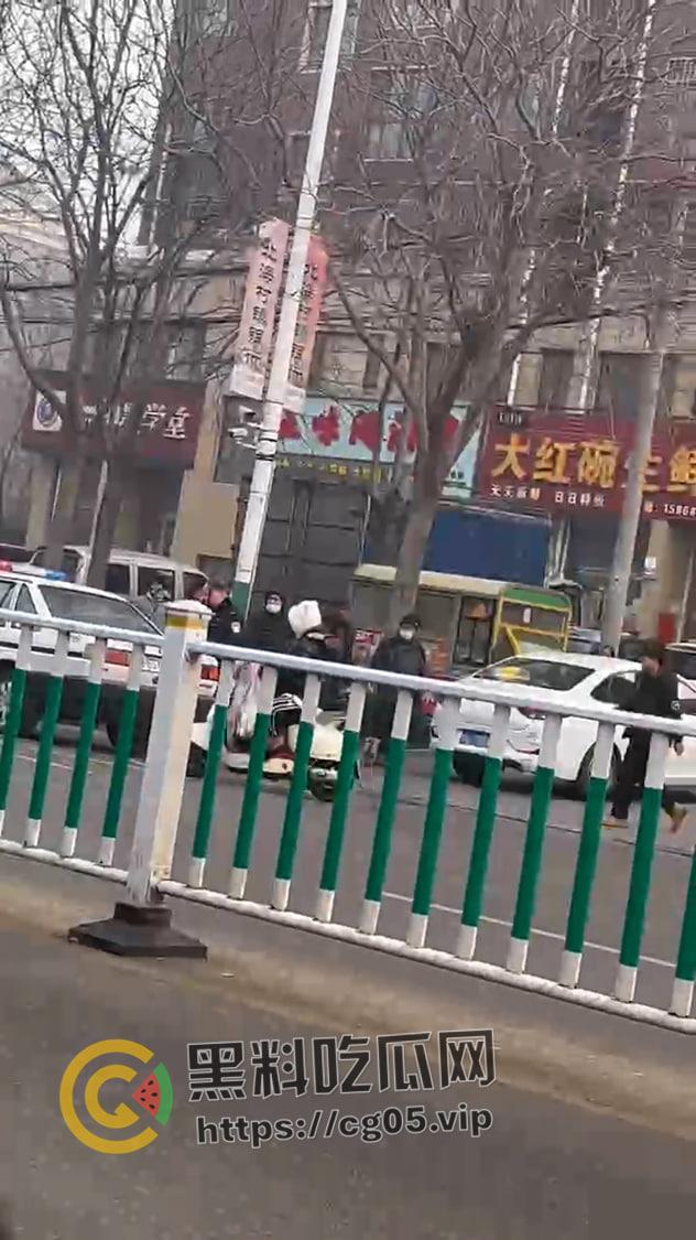 山东精神小伙深夜械斗 烟花当炸弹 大砍刀轮番上阵 最后惊动特警抓捕  第8张