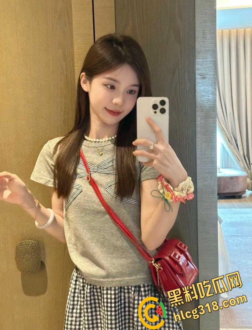 浙江大学清纯学妹【陈长蓉】，追了几天没想到还兼职外围，鲜花约会软磨硬泡白嫖，粉嫩小穴无套内射！  第1张