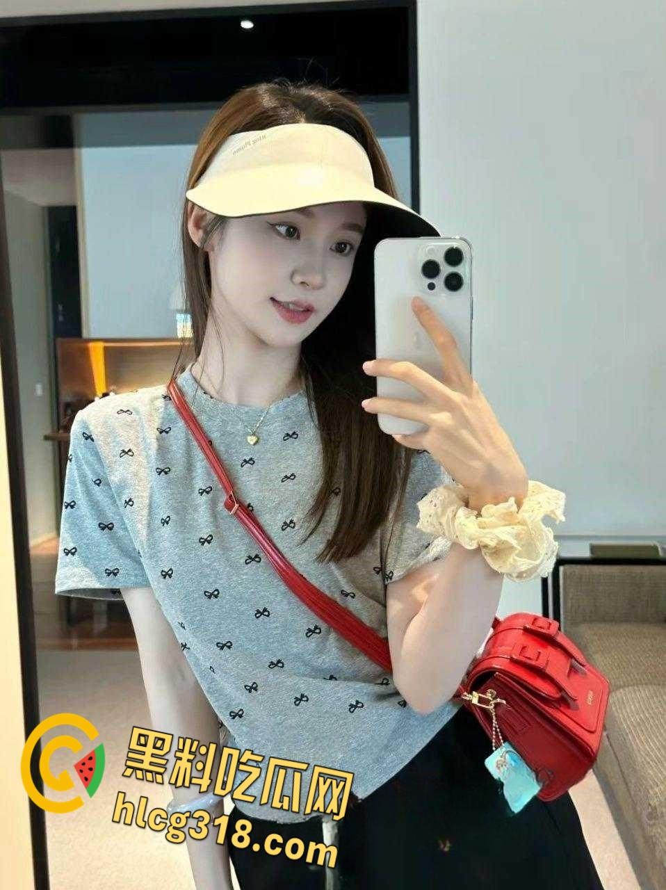 浙江大学清纯学妹【陈长蓉】，追了几天没想到还兼职外围，鲜花约会软磨硬泡白嫖，粉嫩小穴无套内射！  第4张