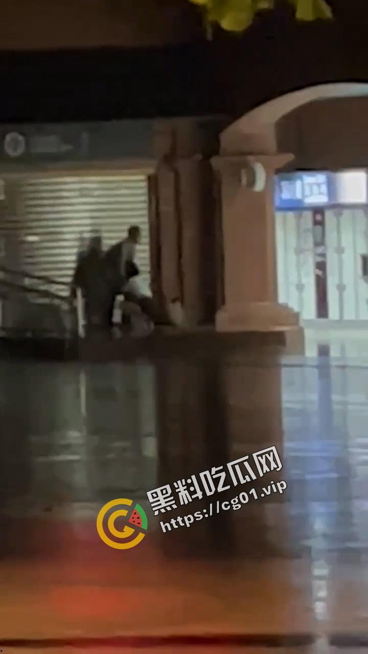 4日深夜的台北地铁 淡水站内 34岁男子和他52岁小女友 公然上演野狗街头交配  第3张