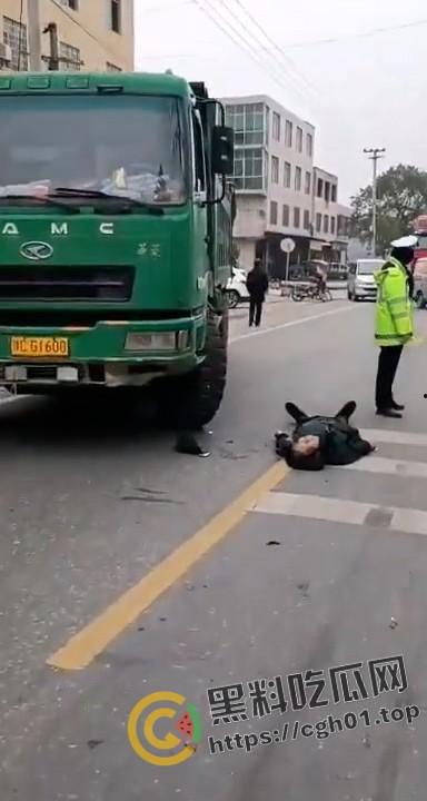 交警暴力执法致人死亡 被愤怒的群众围堵在车内 满脸是血 现场直达  第1张