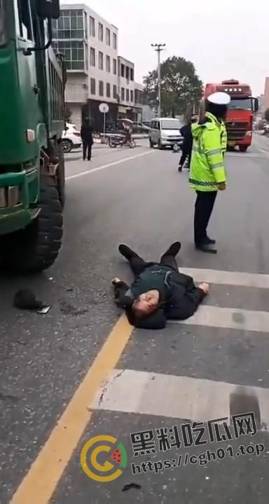 交警暴力执法致人死亡 被愤怒的群众围堵在车内 满脸是血 现场直达  第2张