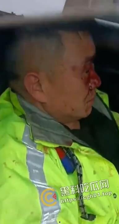 交警暴力执法致人死亡 被愤怒的群众围堵在车内 满脸是血 现场直达  第3张