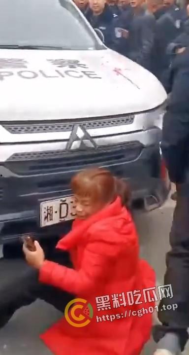 交警暴力执法致人死亡 被愤怒的群众围堵在车内 满脸是血 现场直达  第4张