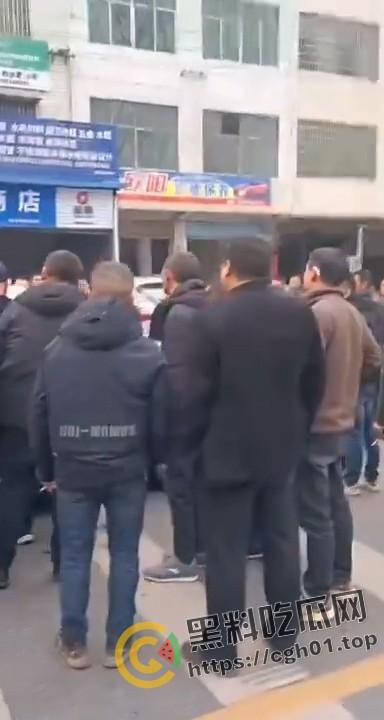 交警暴力执法致人死亡 被愤怒的群众围堵在车内 满脸是血 现场直达  第5张