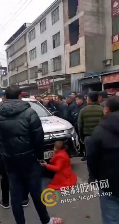 交警暴力执法致人死亡 被愤怒的群众围堵在车内 满脸是血 现场直达  第6张