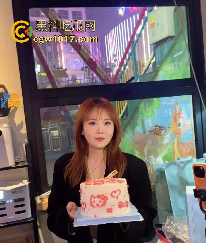 山东潍坊第二医科大学大奶母狗【许沫】欲焰焚身最骚大奶护士，各种骑乘无套猛插，胖是胖了点但胜在够骚！  第1张