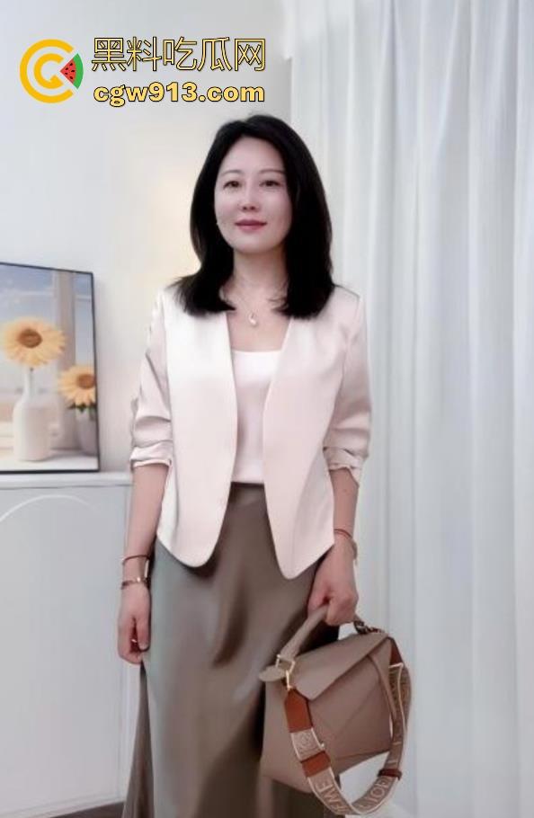 饥渴已久的干妈勾引我吃完饭就去干她，性爱途中接电话浪叫不停，花式猛干，呻吟声充满了整个房间！  第2张