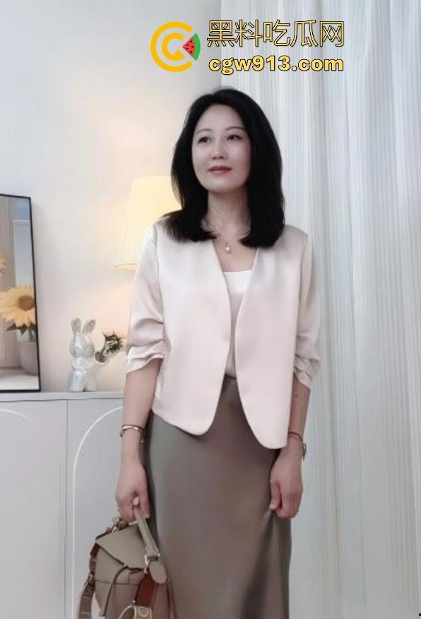 饥渴已久的干妈勾引我吃完饭就去干她，性爱途中接电话浪叫不停，花式猛干，呻吟声充满了整个房间！  第3张