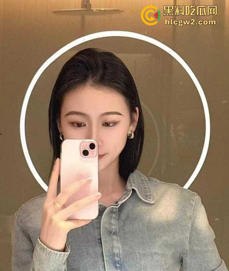 深圳OL秘书【汤婧怡】蜜桃臀引爆办公室，老板后入狂干到高潮迭起，午休床直接变战场！  第1张