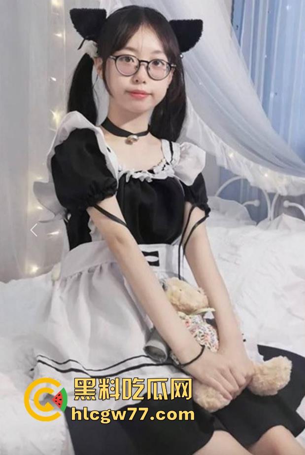 海角乱伦大神 萝莉小表妹 来我家偷情乱伦 换上诱人萝莉裙 卫生间后入爆操 再到桌上无套内射!  第1张