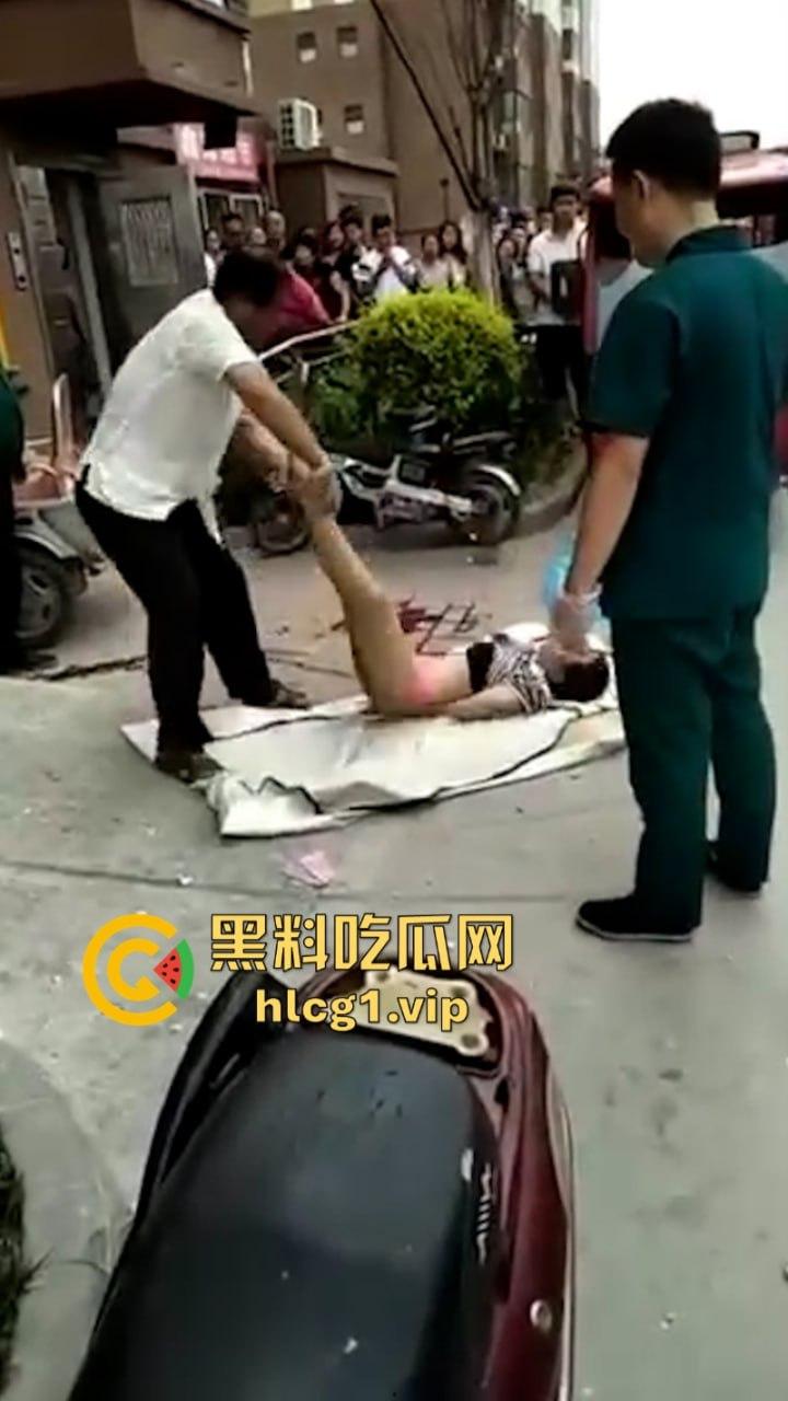 江苏无锡誉龙湖滨小区天台一对男女偷情约炮 男子后入式冲天炮 直接将爽翻天女子顶的坠楼死亡！  第3张