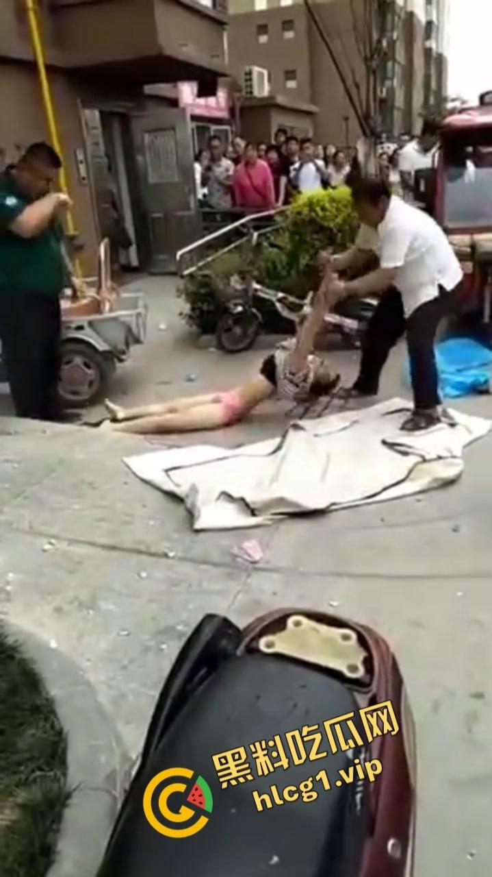 江苏无锡誉龙湖滨小区天台一对男女偷情约炮 男子后入式冲天炮 直接将爽翻天女子顶的坠楼死亡！  第4张