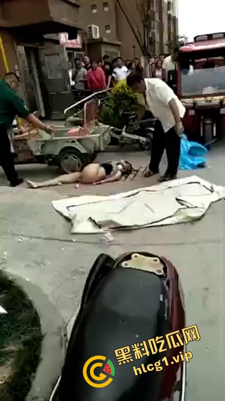 江苏无锡誉龙湖滨小区天台一对男女偷情约炮 男子后入式冲天炮 直接将爽翻天女子顶的坠楼死亡！  第5张