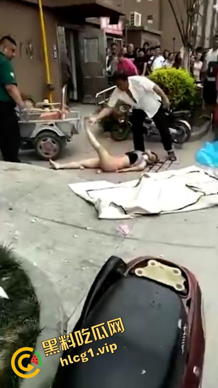 江苏无锡誉龙湖滨小区天台一对男女偷情约炮 男子后入式冲天炮 直接将爽翻天女子顶的坠楼死亡！  第7张