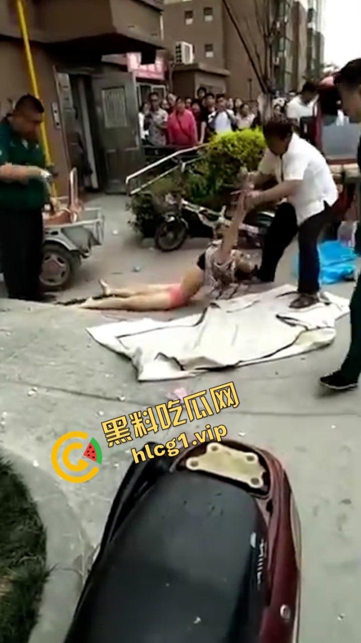 江苏无锡誉龙湖滨小区天台一对男女偷情约炮 男子后入式冲天炮 直接将爽翻天女子顶的坠楼死亡！  第8张